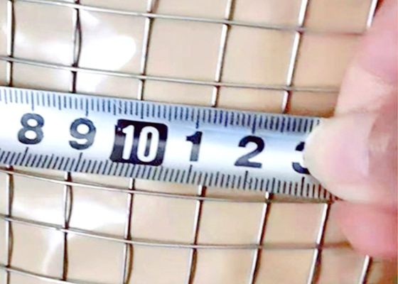 Electro Galvanized Welded Wire Mesh Roll Length 50M For Animal Enclosures